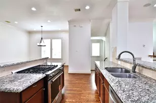 3257 Maxroy St, Houston, TX 77008 - Photo 10