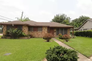 5874 Thrush Dr, Houston, TX 77033 - Photo 1
