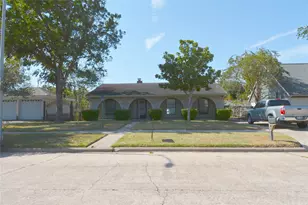 10206 Huntington Wood Dr, Houston, TX 77099 - Photo 2