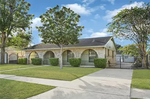 10206 Huntington Wood Dr, Houston, TX 77099 - Photo 2