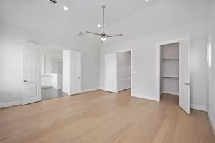 10919 Grove Tree Ln, Houston, TX 77043 - Photo 26