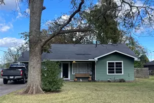 1004 Elm, Sweeny, TX 77480 - Photo 2