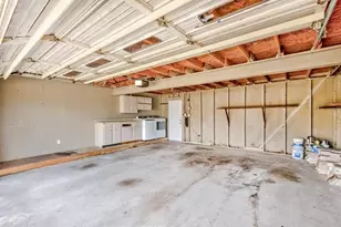 525 Longmeadow St, Beaumont, TX 77707 - Photo 38
