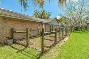 281 Crestview Dr, West Columbia, TX 77486 - Photo 8