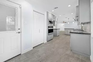 5623 Cerritos Dr, Houston, TX 77035 - Photo 8