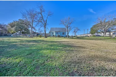 638 W Fisher Street, Bellville, TX 77418 - Photo 36