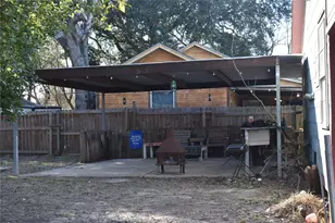 224 East Pine Ave, Winnie, TX 77665 - Photo 4
