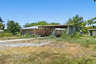 704 E Grand St, Whitewright, TX 75491 - Photo 28