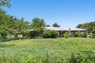 704 E Grand St, Whitewright, TX 75491 - Photo 2