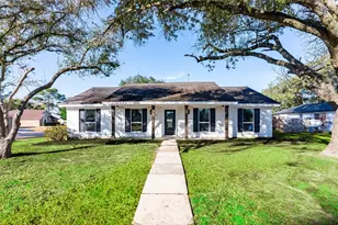 402 W Castle Harbour Dr, Friendswood, TX 77546 - Photo 1