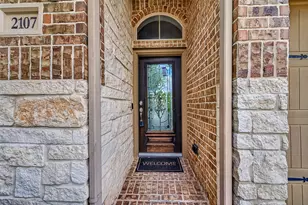 2107 Cinnamon Teal Cir, Fulshear, TX 77423 - Photo 2