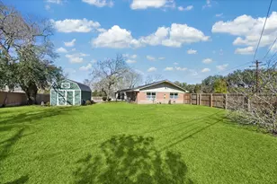 523 E Obryant St, Bellville, TX 77418 - Photo 18