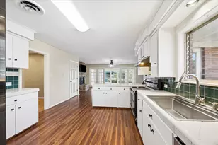523 E Obryant St, Bellville, TX 77418 - Photo 8