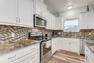 967 Bowers Ln, Crystal Beach, TX 77650 - Photo 12