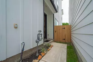 8925 Grovner Pl, Houston, TX 77055 - Photo 2