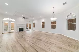 5404 Blossom St, Houston, TX 77007 - Photo 8