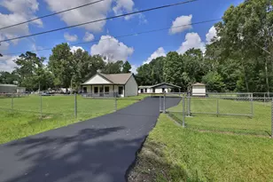 17232 Bent Pine Dr, Conroe, TX 77302 - Photo 2