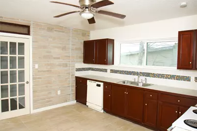 527 W 6th Street, Freeport, TX 77541 - Photo 6