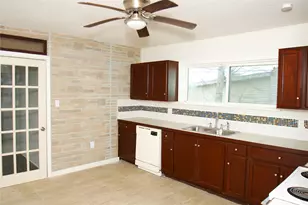 527 W 6th St, Freeport, TX 77541 - Photo 6