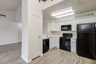 2021 Spenwick Dr, Houston, TX 77055 - Photo 10