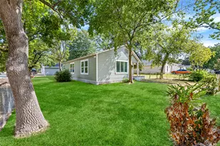 726 10th Ave N, Texas City, TX 77590 - Photo 2