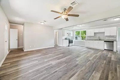 210 Laurel Street, Lake Jackson, TX 77566 - Photo 4