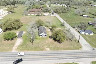820 W Fairwinds St, Hallettsville, TX 77964 - Photo 28