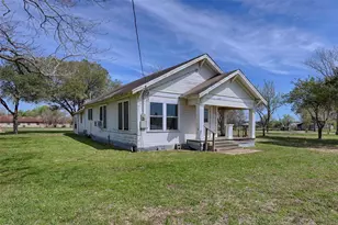 820 W Fairwinds St, Hallettsville, TX 77964 - Photo 2