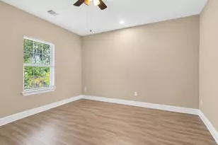 2504 W Greenbriar Dr, Huntsville, TX 77340 - Photo 16