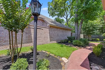 22 N Castlegreen Circle, The Woodlands, TX 77381 - Photo 6