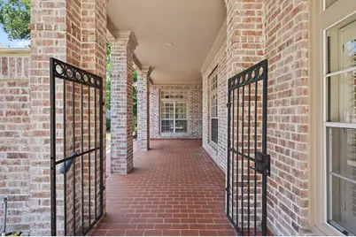 22 N Castlegreen Circle, The Woodlands, TX 77381 - Photo 4