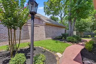 22 N Castlegreen Cir, The Woodlands, TX 77381 - Photo 6