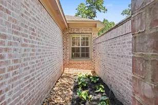 22 N Castlegreen Cir, The Woodlands, TX 77381 - Photo 38