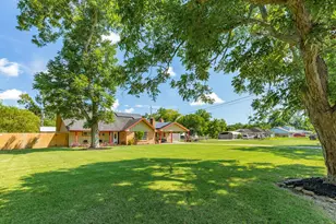 900 W Mulberry St, Angleton, TX 77515 - Photo 4