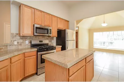 102 N Hollylaurel Circle, The Woodlands, TX 77382 - Photo 10