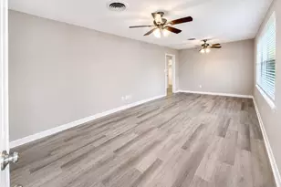 819 W Kyle Rd, Clute, TX 77531 - Photo 6