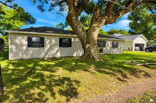 819 W Kyle Rd, Clute, TX 77531 - Photo 2