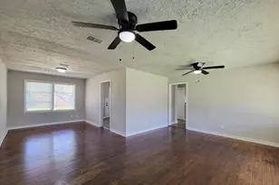 5815 Southseas St, Houston, TX 77033 - Photo 12
