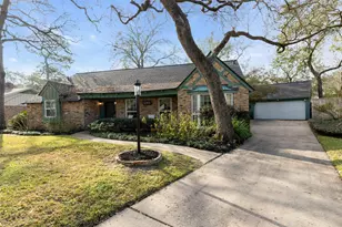 10155 Hazelhurst Dr, Houston, TX 77043 - Photo 2
