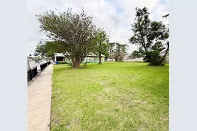 221 E Brazos Avenue, West Columbia, TX 77486 - Photo 2