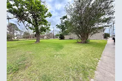 221 E Brazos Avenue, West Columbia, TX 77486 - Photo 4