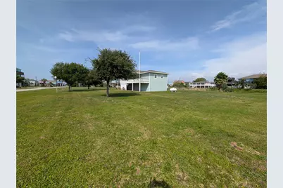 942 Surfview, Crystal Beach, TX 77650 - Photo 4