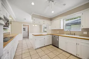 8015 Burning Hills Dr, Houston, TX 77071 - Photo 18