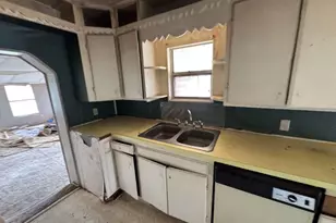 610 W Garrison Ave, Electra, TX 76360 - Photo 6