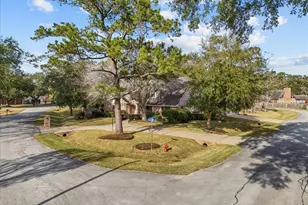 710 Bayou Crest Cir, Dickinson, TX 77539 - Photo 2
