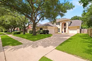1323 Crystal Lake Cir E, Pearland, TX 77584 - Photo 4