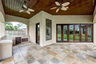 710 Pinehaven Dr, Houston, TX 77024 - Photo 36