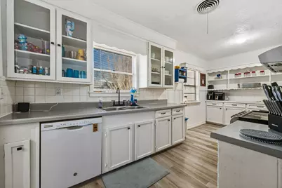 945 N Travis Street, Liberty, TX 77575 - Photo 8