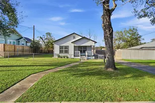 308 E Phillips St, Conroe, TX 77301 - Photo 2