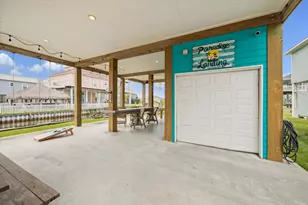 923 Tidelands Dr, Crystal Beach, TX 77650 - Photo 6